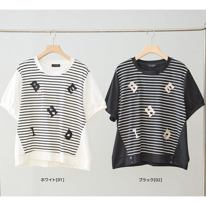 Mikonosublue Storeのアルファベット刺繍入りボーダー切り替え半袖Tシャツ。ホワイトとブラックの2色展開で、ゆったりとしたシルエットと着痩せ効果のあるデザインが特徴。