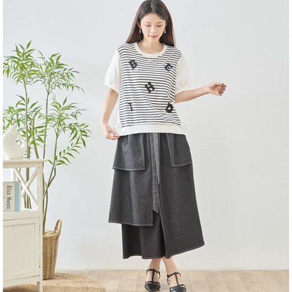 Mikonosublue Storeのアルファベット刺繍入りボーダー切り替えTシャツ。ゆったりとしたシルエットで体型カバーも叶う綿混素材の半袖トップス。