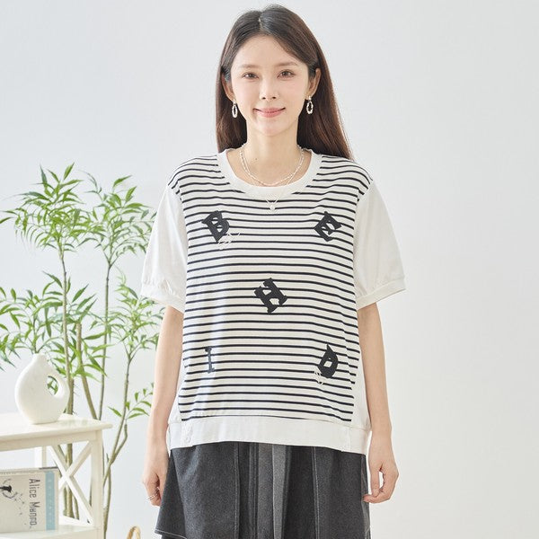 Mikonosublue Storeのアルファベット刺繍入りボーダー切り替え半袖Tシャツ。ゆったりとしたシルエットで体型カバーも叶う綿混ストレッチ素材のカジュアルトップス。