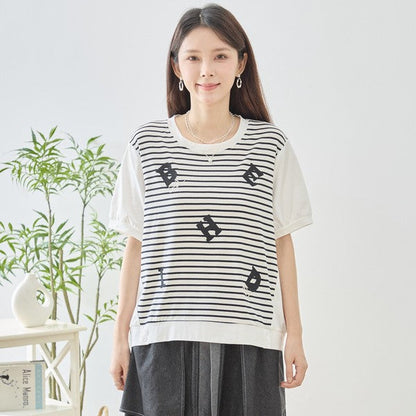 Mikonosublue Storeのアルファベット刺繍入りボーダー切り替え半袖Tシャツ。ゆったりとしたシルエットで体型カバーも叶う綿混ストレッチ素材のカジュアルトップス。