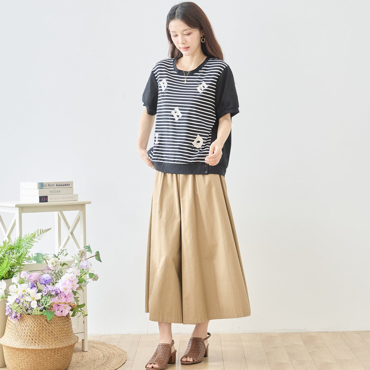 Mikonosublue Storeのアルファベット刺繍入りボーダー切り替えTシャツ。伸縮性のある綿混素材でゆったりとしたシルエットの半袖トップス。