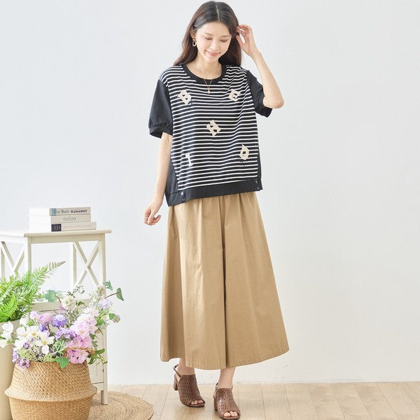 Mikonosublue Storeのアルファベット刺繍入りボーダー切り替え半袖Tシャツ。黒と白の配色でゆったりとしたシルエットの綿混素材。