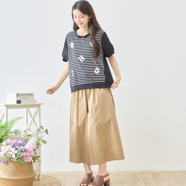 Mikonosublue Storeのアルファベット刺繍入りボーダー切り替え半袖Tシャツを着用した女性