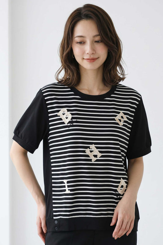 Mikonosublue Storeのアルファベット刺繍入りボーダー切り替え半袖Tシャツ。黒と白のボーダー柄に立体的な刺繍が施された、ゆったりとしたシルエットの綿混カットソー。