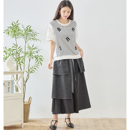 Mikonosublue Storeのアルファベット刺繍入りボーダー切り替えTシャツを着用した女性。ゆったりとしたシルエットで体型カバーも叶う綿混ストレッチ素材の半袖トップス。