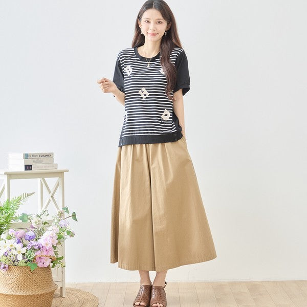 Mikonosublue Storeのアルファベット刺繍入りボーダー切り替え半袖Tシャツ。ゆったりとしたシルエットで体型カバーも叶う綿混ストレッチ素材。