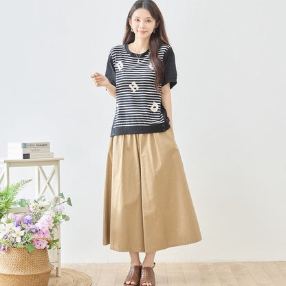 Mikonosublue Storeのアルファベット刺繍入りボーダー切り替え半袖Tシャツ。ゆったりとしたシルエットで体型カバーも叶う綿混ストレッチ素材。