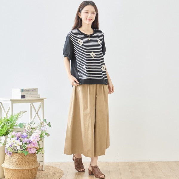 Mikonosublue Storeのアルファベット刺繍入りボーダー切り替え半袖Tシャツを着用した女性