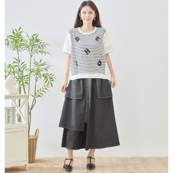 Mikonosublue Storeのアルファベット刺繍入りボーダー切り替え半袖Tシャツを着用した女性