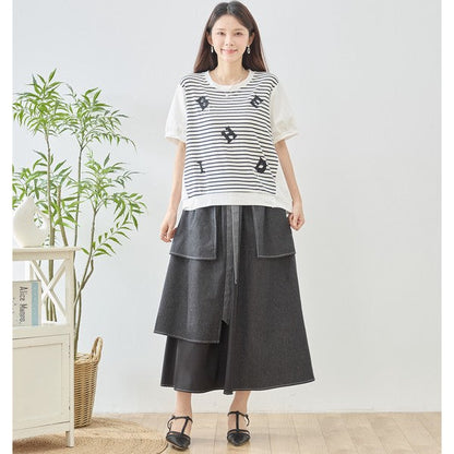 Mikonosublue Storeのアルファベット刺繍入りボーダー切り替え半袖Tシャツを着用した女性