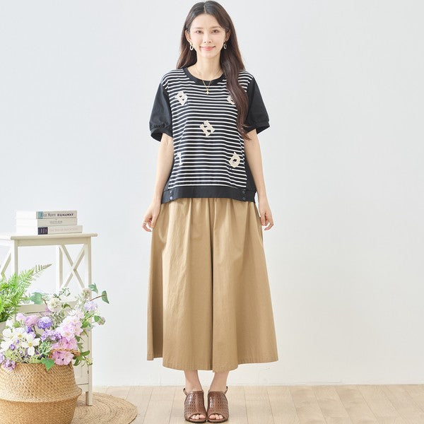 Mikonosublue Storeのアルファベット刺繍入りボーダー切り替え半袖Tシャツを着用した女性