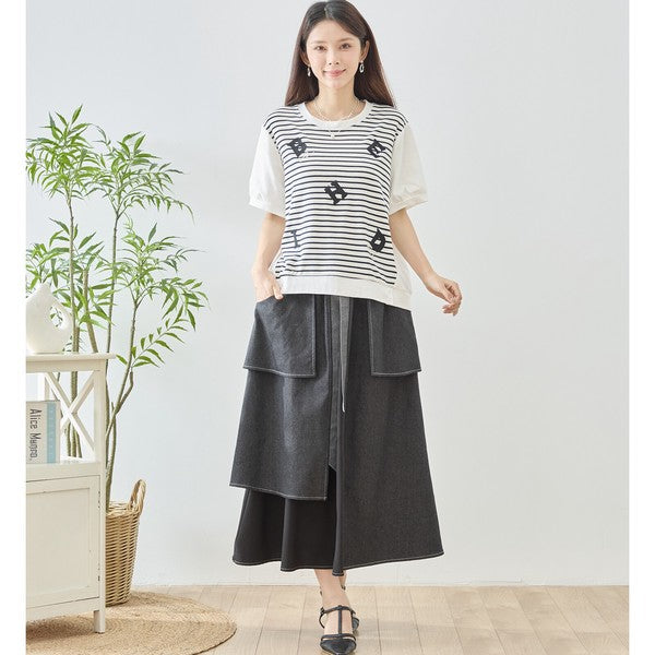 Mikonosublue Storeのアルファベット刺繍入りボーダー切り替えTシャツ。ゆったりとしたシルエットで体型カバーも叶う綿混素材の半袖トップス