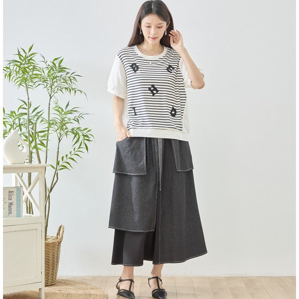 Mikonosublue Storeのアルファベット刺繍入りボーダー切り替え半袖Tシャツを着用した女性