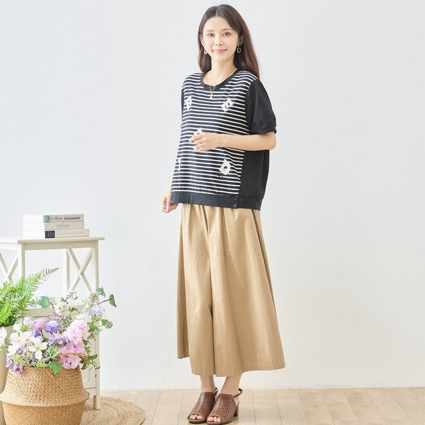 Mikonosublue Storeのアルファベット刺繍入りボーダー切り替え半袖Tシャツ。黒と白のボーダー柄に立体的な刺繍が施された、ゆったりとしたシルエットの大人カジュアルなトップス。