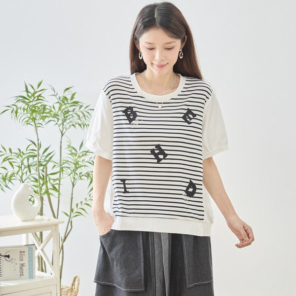 Mikonosublue Storeのアルファベット刺繍入りボーダー切り替え半袖Tシャツ。ゆったりとしたシルエットで体型カバーも叶う綿混ストレッチ素材。