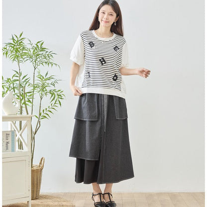 Mikonosublue Storeのアルファベット刺繍入りボーダー切り替え半袖Tシャツを着用した女性