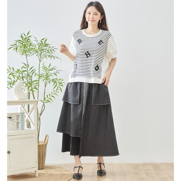 Mikonosublue Storeのアルファベット刺繍入りボーダー切り替え半袖Tシャツを着用した女性
