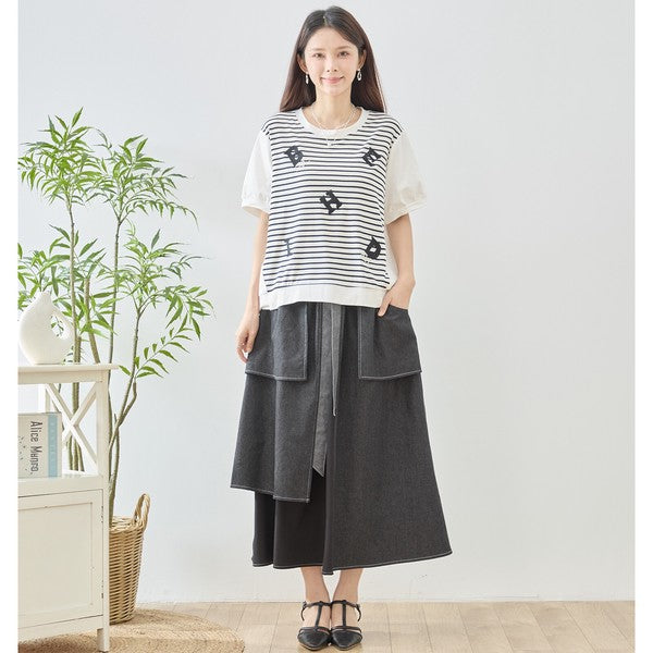 Mikonosublue Storeのアルファベット刺繍入りボーダー切り替え半袖Tシャツを着用した女性