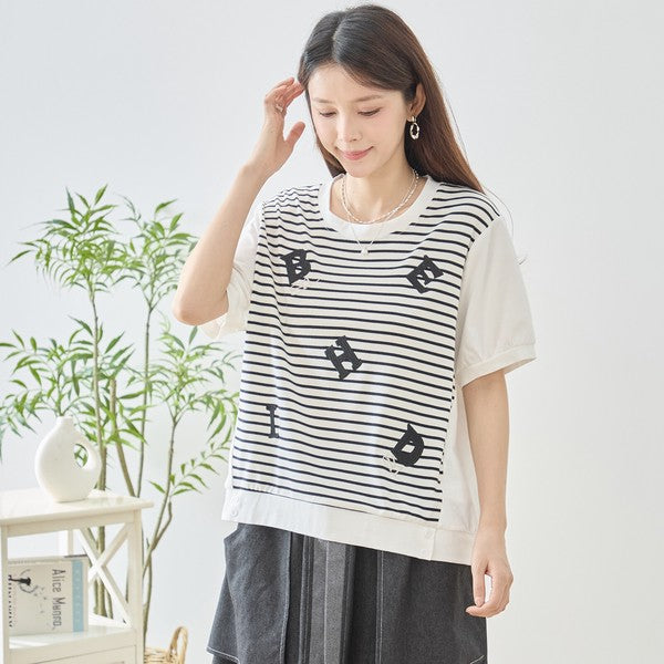 Mikonosublue Storeのアルファベット刺繍入りボーダー切り替え半袖Tシャツ。ゆったりとしたシルエットで体型カバーも叶う綿混ストレッチ素材のカジュアルトップス