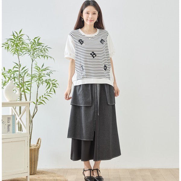 Mikonosublue Storeのアルファベット刺繍入りボーダー切替半袖Tシャツを着用した女性。ゆったりとしたシルエットで体型カバーも叶う綿混素材のカジュアルトップス。