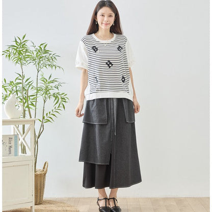 Mikonosublue Storeのアルファベット刺繍入りボーダー切替半袖Tシャツを着用した女性。ゆったりとしたシルエットで体型カバーも叶う綿混素材のカジュアルトップス。