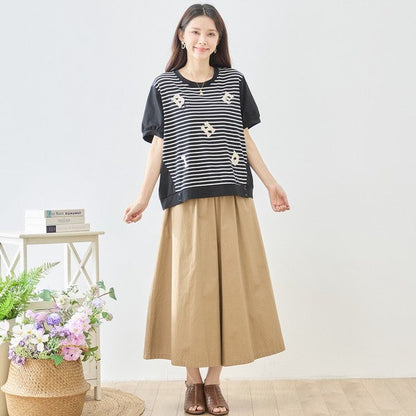 Mikonosublue Storeのアルファベット刺繍入りボーダー切り替え半袖Tシャツを着用した女性