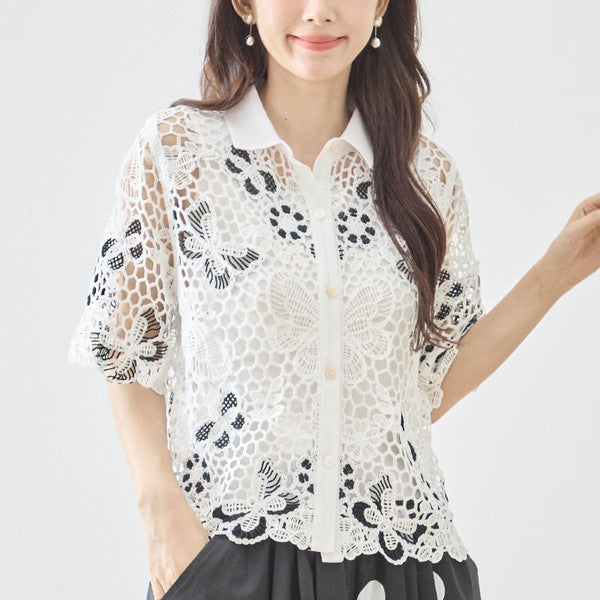 Mikonosublue Storeの蝶と花柄の配色ケミカルレース半袖シャツ。透け感のあるゆったりとした襟付きデザインで、夏に涼しく着こなせる上品なトップス。