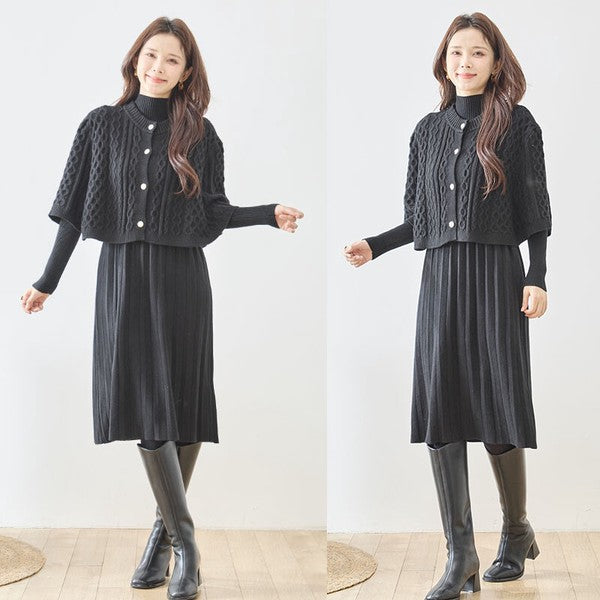 Mikonosublue Storeの黒いケーブル編みボレロとリブニットワンピースのセットアップを着用した女性