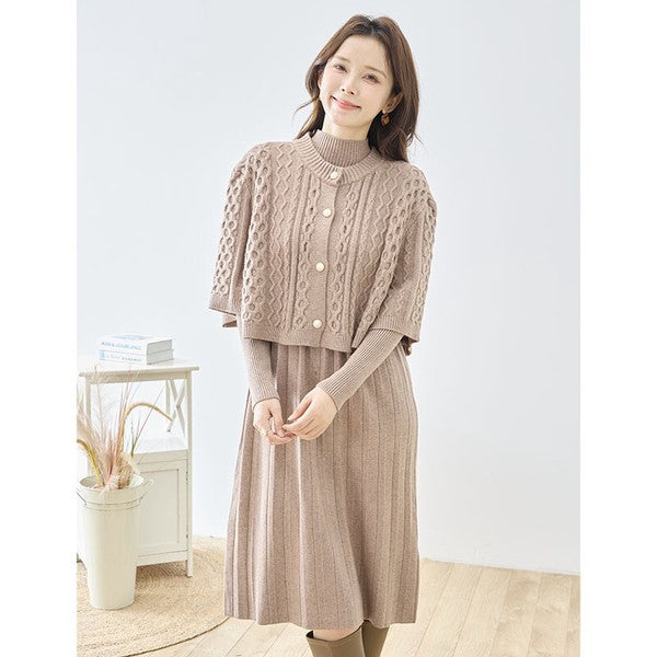 Mikonosublue Storeのベージュのケーブル編みボレロとリブニットワンピースのセットアップを着用した女性