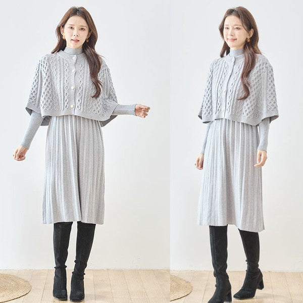 Mikonosublue Storeのグレーのケーブル編みボレロとリブニットワンピースのセットアップを着用した女性