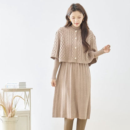 Mikonosublue Storeのベージュのケーブル編みボレロとリブニットワンピースのセットアップを着用した女性