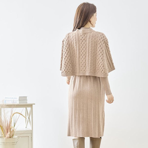 Mikonosublue Storeのベージュのケーブル編みボレロとリブニットワンピースのセットアップを着用した女性のバックスタイル