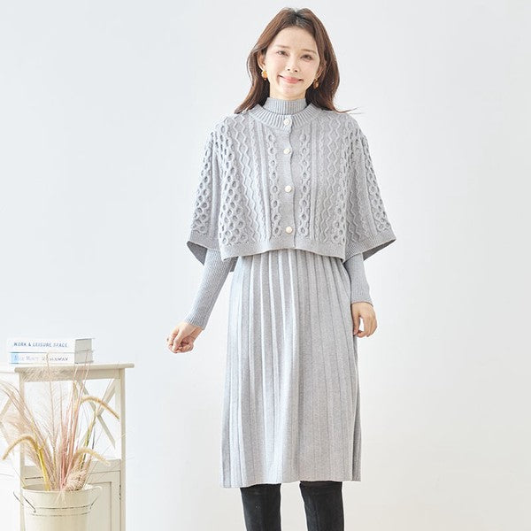 Mikonosublue Storeのグレーのケーブル編みボレロとリブニットワンピースのセットアップを着用した女性