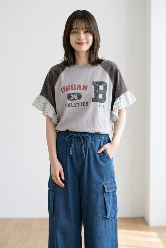 Mikonosublue Storeのケミカル加工カレッジロゴTシャツ。ストライプのフリル袖とラグランスリーブが特徴の綿100%半袖トップス