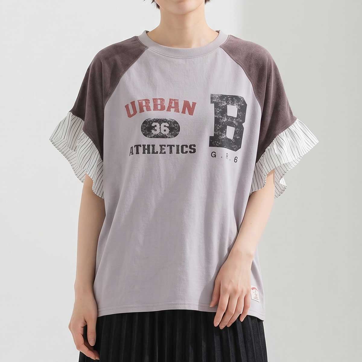 Mikonosublue Storeのケミカル加工カレッジロゴTシャツ。ストライプ柄のフリル袖とラグランスリーブが特徴的な綿100%の半袖トップス。