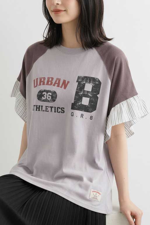 Mikonosublue Storeのケミカル加工カレッジロゴTシャツ。ストライプ柄のフリル袖とラグランスリーブが特徴の綿100%半袖カットソー
