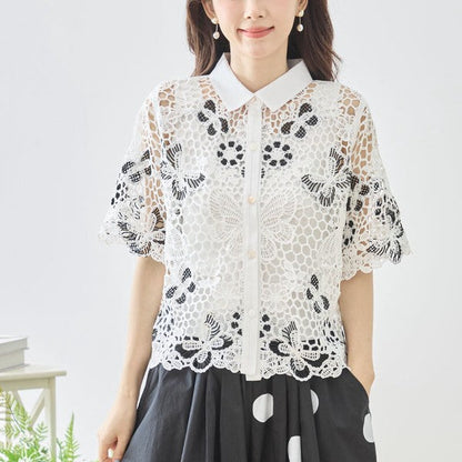 Mikonosublue Storeの配色ケミカルレース半袖シャツ。蝶と花の模様が施された透け感のある白い総レース生地に、黒いアクセントが映える襟付きデザイン。