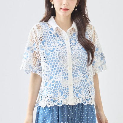 Mikonosublue Storeの蝶と花柄の配色ケミカルレース半袖シャツ。透け感のあるゆったりとした襟付きデザインで、夏に涼しいポリエステル素材。