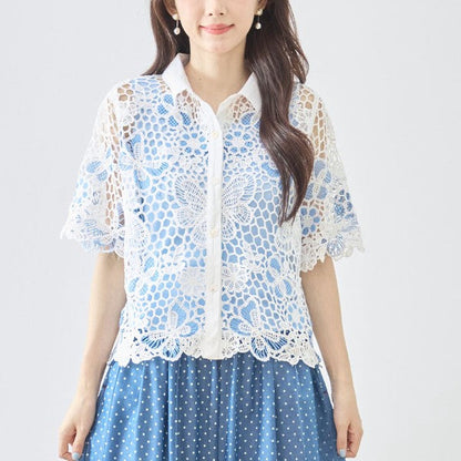 Mikonosublue Storeの配色ケミカルレース半袖シャツ。蝶と花の透かし模様がエレガントなホワイトとブルーの涼しげなデザイン。