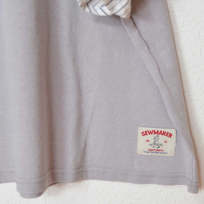 Mikonosublue Storeのケミカル加工天竺Tシャツ。裾にSEWMAKERのロゴタグが付いた綿100%のカジュアルな半袖トップス。