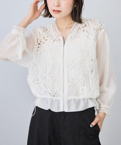 Mikonosublue Storeのコード刺繍が施されたホワイトのシアーブルゾン。裾ドロスト仕様でゆったりとしたシルエットの長袖ライトアウター。