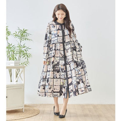 Mikonosublue Storeのレディコラージュ柄スタンドカラーティアードシャツワンピース。ゆったりとしたシルエットで秋の装いに最適