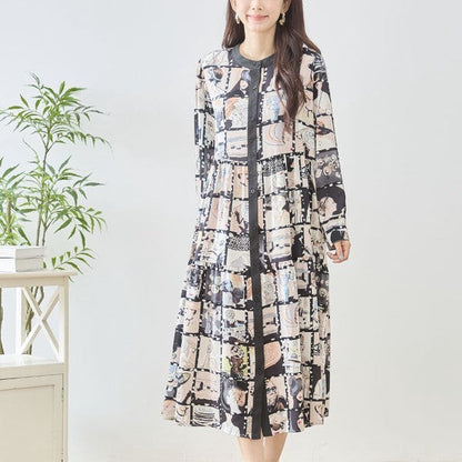 Mikonosublue Storeのレディコラージュ柄スタンドカラーティアードシャツワンピース。ゆったりとしたシルエットで秋の装いに最適。