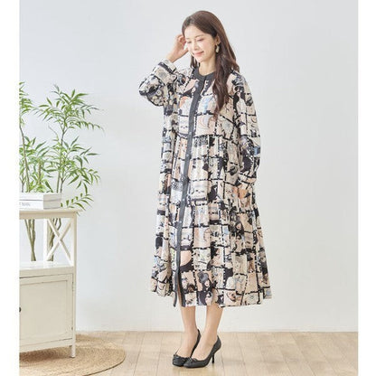 Mikonosublue Storeのレディコラージュ総柄スタンドカラーティアードシャツワンピースを着用した女性