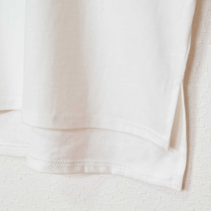 Mikonosublue Storeのコアラ刺繍Tシャツ。綿100%の16SOE天竺素材を使用した、前後差のあるスリット入りチュニック丈。