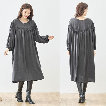 Mikonosublue Storeのダークグレーのヨークギャザーロングスモックワンピース。ゆったりとしたシルエットで体型カバーも叶う長袖の秋物。