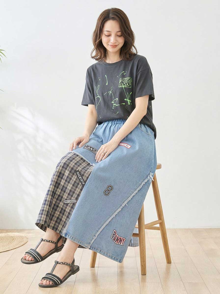 Mikonosublue Storeのデニムとチェック柄を組み合わせたパッチワークマキシスカート。ワッペンとフリンジが特徴のリメイク風デザイン。