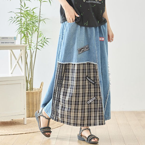 Mikonosublue Storeのデニムとチェック柄を組み合わせたパッチワークマキシスカート。ワッペンとフリンジが特徴のリメイク風デザイン