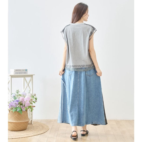 Mikonosublue Storeのデニムとチェック柄を切り替えたパッチワークマキシスカートを着用した後ろ姿