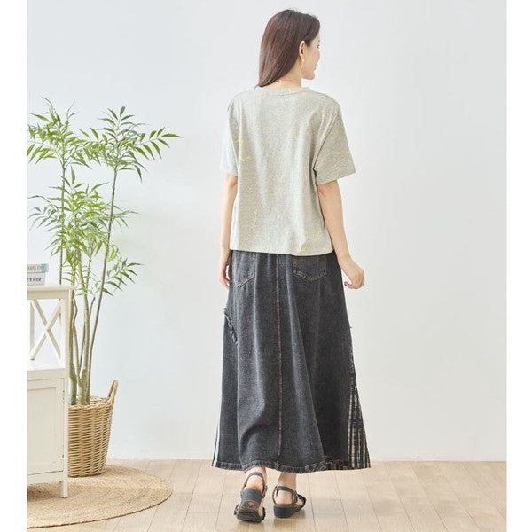 Mikonosublue Storeのデニムとチェック柄を切り替えたパッチワークマキシスカートを着用した女性の後ろ姿